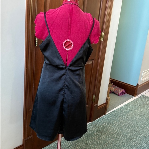 Forever 21 black dress lingerie mini
Open back spaghetti strap V-neck
Size M - Picture 10 of 13